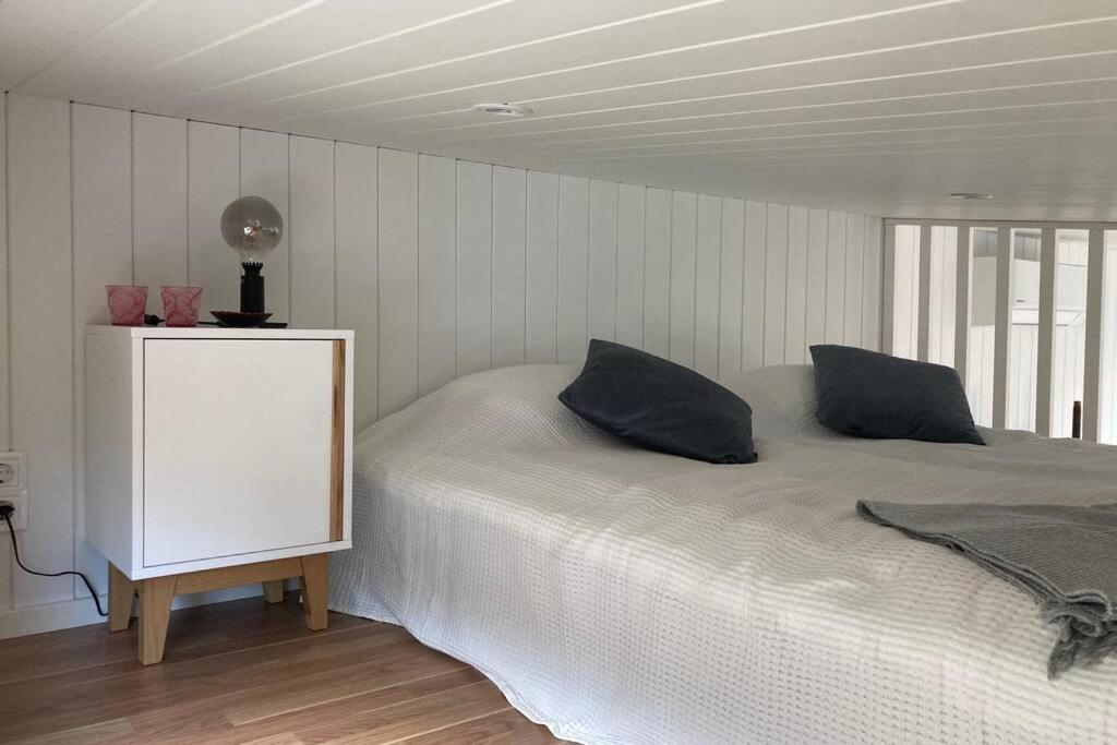 Cabin In The Woods, Close To Lake Maelaren Eskilstuna Exterior foto